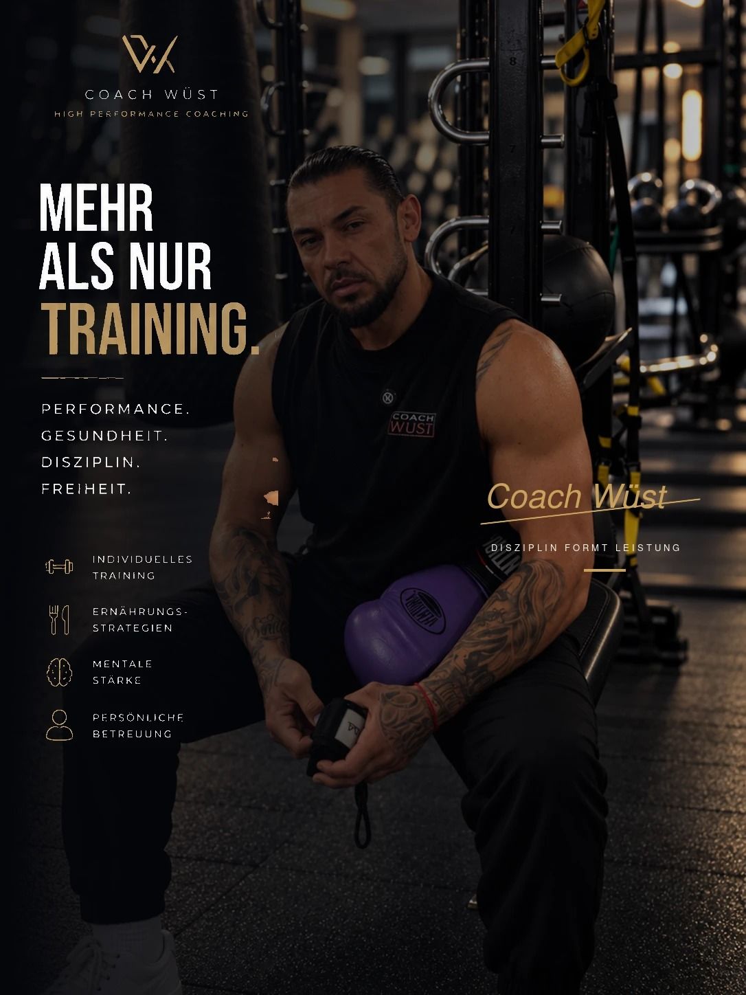 Jürgen Wüst, Personal Trainer und Entwickler von WÜST 15, sitzend im Studio mit Boxhandschuh, Coach-Wüst-Motiv „Mehr als nur Training“
