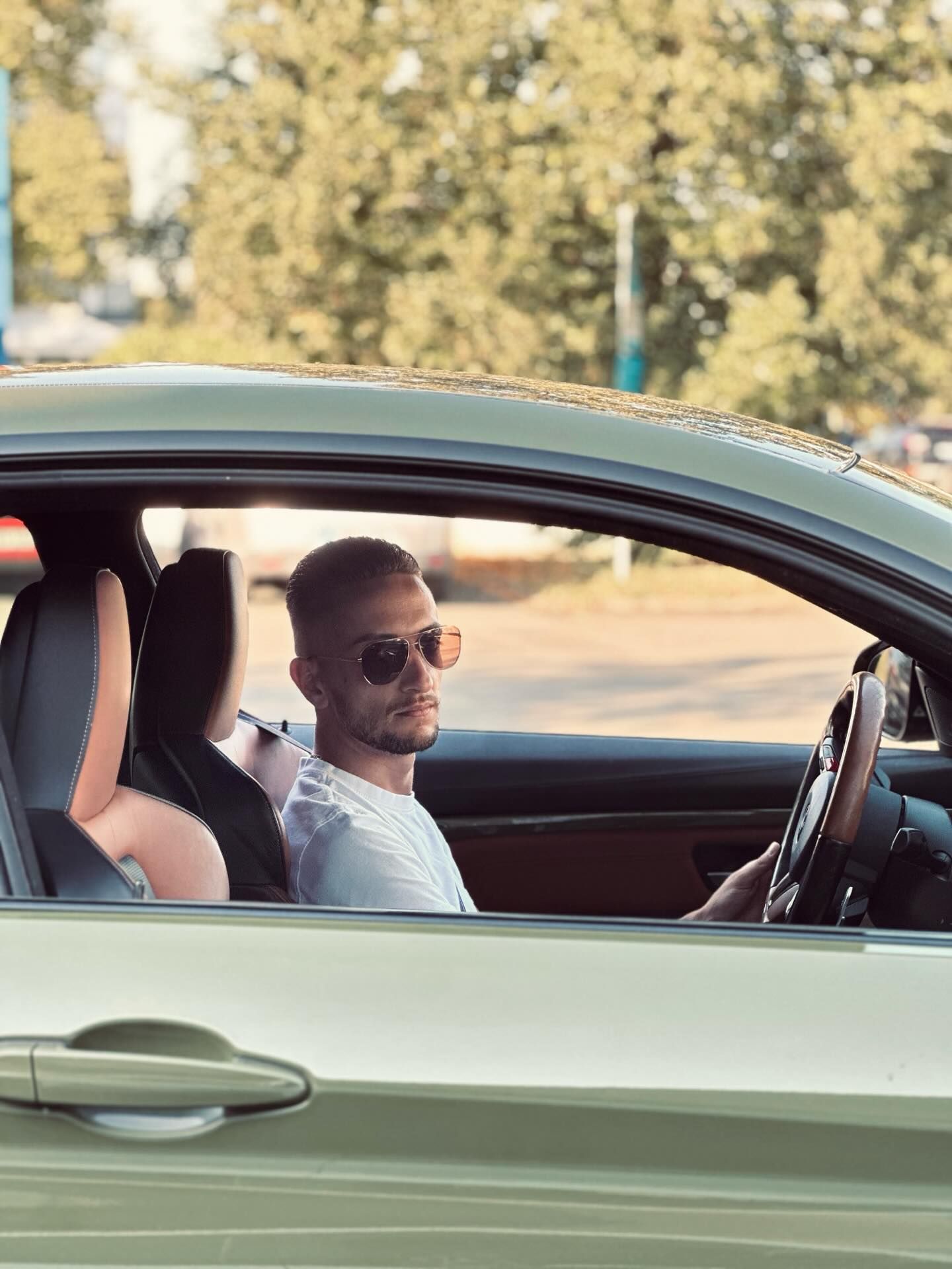 Jaroslav H., Unternehmer aus Bayreuth, am Steuer seines Autos